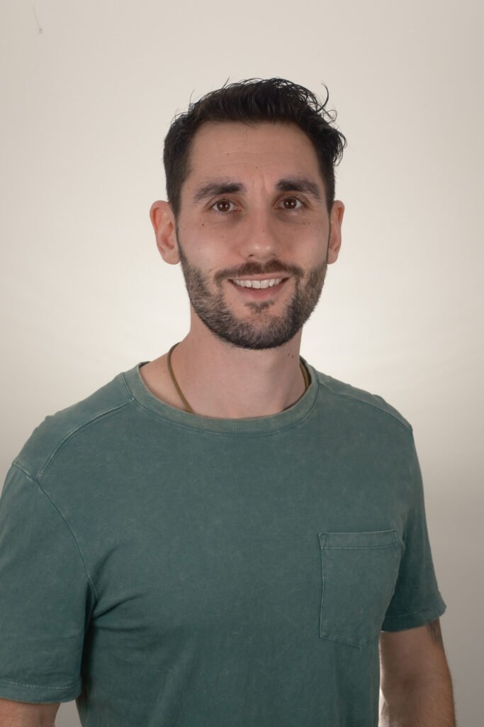 Portrait of Simon Erlich smiling warmly to create a safe and non judgmental environment.